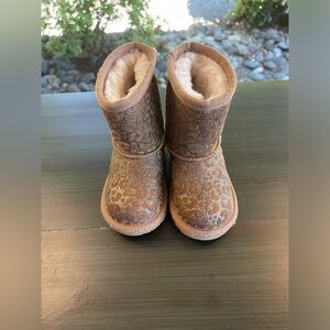 Size 6 Ugg Toddler Shoe. Gently worn, lots of life left for your little.